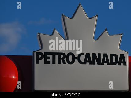 Logo von Petro-Canada vor einer Tankstelle im Gebiet von South West Edmonton. Am Donnerstag, den 12. Mai 2022, Kanada. (Foto von Artur Widak/NurPhoto) Stockfoto