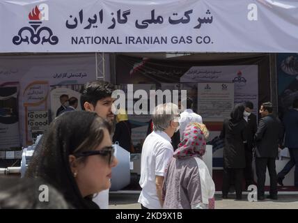 Zwei Jahre nach dem Ausbruch der COVID-19 im Iran gehen iranische Besucher an einem Stand der National Iranian Gas Company (NIGC) auf der Internationalen Ausstellung für Öl, Gas, Raffinierung und Petrochemie 26. in Teheran am 13. Mai 2022 vorbei. (Foto von Morteza Nikoubazl/NurPhoto) Stockfoto