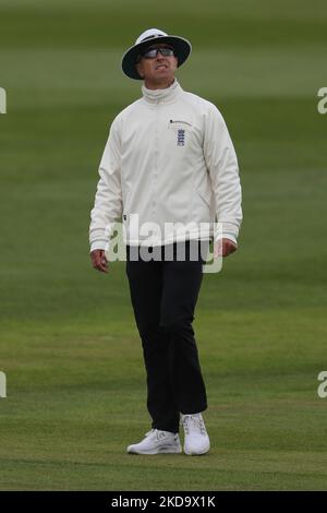 Schiedsrichter Alex Wharf während des LV= County Championship-Spiels zwischen Durham County Cricket Club und Glamorgan County Cricket Club in Emirates Riverside, Chester le Street am Donnerstag, den 12.. Mai 2022. (Foto von Mark Fletcher/MI News/NurPhoto) Stockfoto