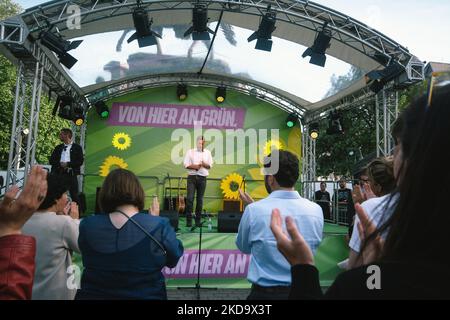 Robert Habeck, Vizekanzler Deutschlands, wird mit der Spitzenkandidatin Mona Neubaur von der Grünen Partei gesprochen (Foto: Ying Tang/NurPhoto) Stockfoto