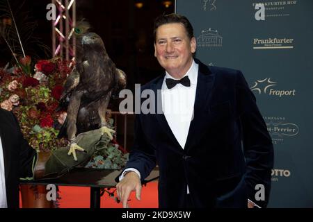 Tony HADLEY, Sänger, mit Adler ATTILA, Red Carpet Show, 40. Deutscher Sportpresseball in der Alten Oper Frankfurt, 5.. November 2022. Stockfoto