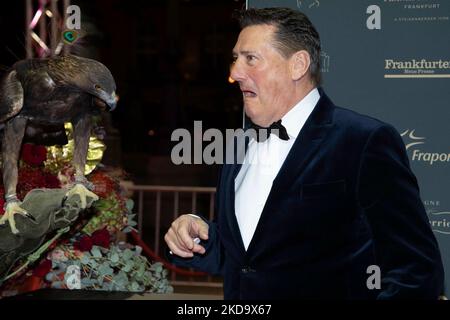 Tony HADLEY, Sänger, mit Adler ATTILA, Red Carpet Show, 40. Deutscher Sportpresseball in der Alten Oper Frankfurt, 5.. November 2022. Stockfoto