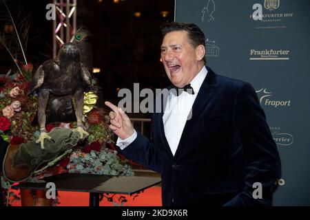 Tony HADLEY, Sänger, mit Adler ATTILA, Red Carpet Show, 40. Deutscher Sportpresseball in der Alten Oper Frankfurt, 5.. November 2022. Stockfoto