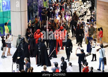 Menschen kleiden sich, als Star Wars-Charaktere am 14. Mai 2022 in Singapur in Suntec City zusammenmarschieren. 143 Star Wars-Fans aus den lokalen Gemeinden kamen im Einkaufszentrum zusammen, um das Singapore Book of Records für die größte Versammlung von Fans zu verrichten, die als Charaktere des Franchise verkleidet waren. (Foto von Suhaimi Abdullah/NurPhoto) Stockfoto