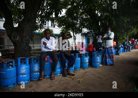 In Colombo, Sri Lanka, warten am 14. Mai 2022 Menschen vor einer Polizeistation, um Kochgas zu kaufen. (Foto von Pradeep Dambarage/NurPhoto) Stockfoto