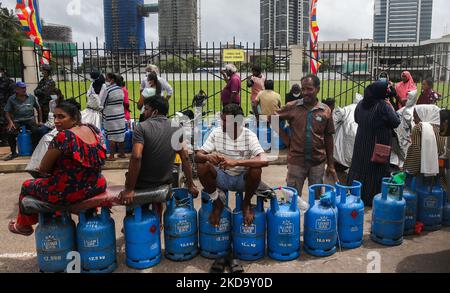 In Colombo, Sri Lanka, warten am 14. Mai 2022 Menschen vor einer Polizeistation, um Kochgas zu kaufen. (Foto von Pradeep Dambarage/NurPhoto) Stockfoto