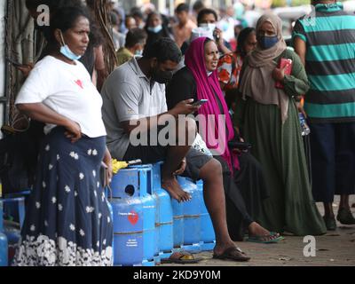 In Colombo, Sri Lanka, warten am 14. Mai 2022 Menschen vor einer Polizeistation, um Kochgas zu kaufen. (Foto von Pradeep Dambarage/NurPhoto) Stockfoto