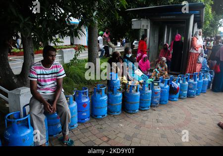 In Colombo, Sri Lanka, warten am 14. Mai 2022 Menschen vor einer Polizeistation, um Kochgas zu kaufen. (Foto von Pradeep Dambarage/NurPhoto) Stockfoto