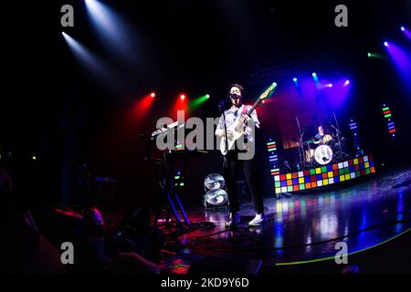 Die Wombats konzertiert am 13 2022. Mai bei Fabrique in Mailand, Italien. Die Wombats sind eine englische Indie-Rock-Band, die 2003 in Liverpool gegründet wurde. Seit ihrer Gründung bestand die Band aus Matthew Murphy (Lead Vocals, Gitarre, Keyboards), Tord Øverland Knudsen (Bass, Backing Vocals, Keyboards) und Dan Haggis (Drums, Backing Vocals, Keyboards). Die Band ist bei 14. Floor Records und Bright Antenna unter Vertrag. Sie haben weltweit über 1 Millionen Alben verkauft. (Foto von Mairo Cinquetti/NurPhoto) Stockfoto