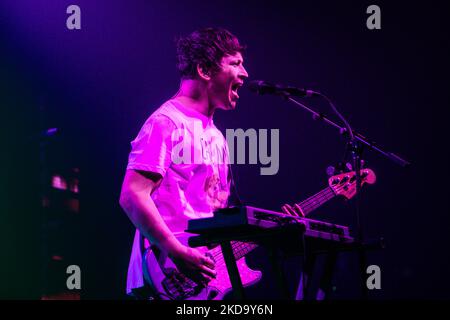 Die Wombats konzertiert am 13 2022. Mai bei Fabrique in Mailand, Italien. Die Wombats sind eine englische Indie-Rock-Band, die 2003 in Liverpool gegründet wurde. Seit ihrer Gründung bestand die Band aus Matthew Murphy (Lead Vocals, Gitarre, Keyboards), Tord Øverland Knudsen (Bass, Backing Vocals, Keyboards) und Dan Haggis (Drums, Backing Vocals, Keyboards). Die Band ist bei 14. Floor Records und Bright Antenna unter Vertrag. Sie haben weltweit über 1 Millionen Alben verkauft. (Foto von Mairo Cinquetti/NurPhoto) Stockfoto