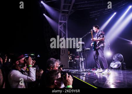 Die Wombats konzertiert am 13 2022. Mai bei Fabrique in Mailand, Italien. Die Wombats sind eine englische Indie-Rock-Band, die 2003 in Liverpool gegründet wurde. Seit ihrer Gründung bestand die Band aus Matthew Murphy (Lead Vocals, Gitarre, Keyboards), Tord Øverland Knudsen (Bass, Backing Vocals, Keyboards) und Dan Haggis (Drums, Backing Vocals, Keyboards). Die Band ist bei 14. Floor Records und Bright Antenna unter Vertrag. Sie haben weltweit über 1 Millionen Alben verkauft. (Foto von Mairo Cinquetti/NurPhoto) Stockfoto