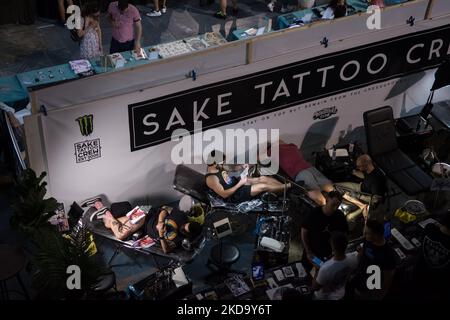 Tausende von Tattoo-Künstlern nahmen am 14. Mai 14. 2022 an der Athens Tattoo Convention, einem 3-tägigen Festival in der Turnhalle von Tae Kwon Do in Paleo Faliro in Piräus, Griechenland, Teil. (Foto von Nikolas Kokovlis/NurPhoto) Stockfoto