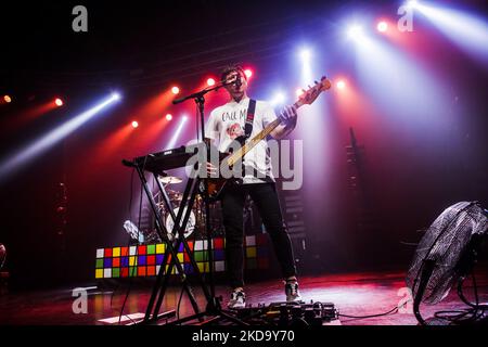 Die Wombats konzertiert am 13 2022. Mai bei Fabrique in Mailand, Italien. Die Wombats sind eine englische Indie-Rock-Band, die 2003 in Liverpool gegründet wurde. Seit ihrer Gründung bestand die Band aus Matthew Murphy (Lead Vocals, Gitarre, Keyboards), Tord Øverland Knudsen (Bass, Backing Vocals, Keyboards) und Dan Haggis (Drums, Backing Vocals, Keyboards). Die Band ist bei 14. Floor Records und Bright Antenna unter Vertrag. Sie haben weltweit über 1 Millionen Alben verkauft. (Foto von Mairo Cinquetti/NurPhoto) Stockfoto