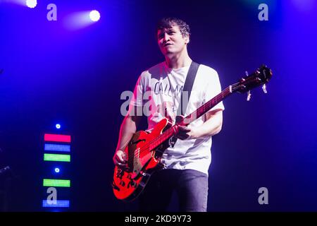 Die Wombats konzertiert am 13 2022. Mai bei Fabrique in Mailand, Italien. Die Wombats sind eine englische Indie-Rock-Band, die 2003 in Liverpool gegründet wurde. Seit ihrer Gründung bestand die Band aus Matthew Murphy (Lead Vocals, Gitarre, Keyboards), Tord Øverland Knudsen (Bass, Backing Vocals, Keyboards) und Dan Haggis (Drums, Backing Vocals, Keyboards). Die Band ist bei 14. Floor Records und Bright Antenna unter Vertrag. Sie haben weltweit über 1 Millionen Alben verkauft. (Foto von Mairo Cinquetti/NurPhoto) Stockfoto