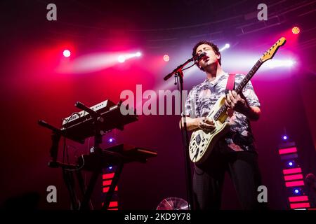 Die Wombats konzertiert am 13 2022. Mai bei Fabrique in Mailand, Italien. Die Wombats sind eine englische Indie-Rock-Band, die 2003 in Liverpool gegründet wurde. Seit ihrer Gründung bestand die Band aus Matthew Murphy (Lead Vocals, Gitarre, Keyboards), Tord Øverland Knudsen (Bass, Backing Vocals, Keyboards) und Dan Haggis (Drums, Backing Vocals, Keyboards). Die Band ist bei 14. Floor Records und Bright Antenna unter Vertrag. Sie haben weltweit über 1 Millionen Alben verkauft. (Foto von Mairo Cinquetti/NurPhoto) Stockfoto