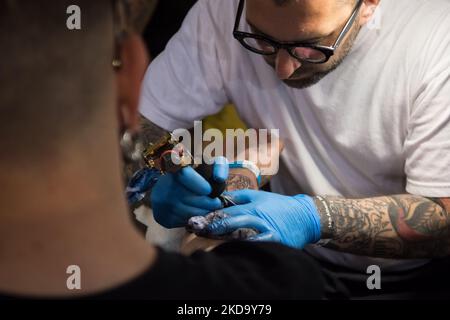 Tausende von Tattoo-Künstlern nahmen am 14. Mai 14. 2022 an der Athens Tattoo Convention, einem 3-tägigen Festival in der Turnhalle von Tae Kwon Do in Paleo Faliro in Piräus, Griechenland, Teil. (Foto von Nikolas Kokovlis/NurPhoto) Stockfoto
