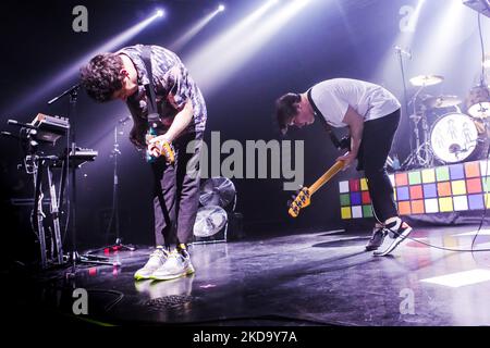 Die Wombats konzertiert am 13 2022. Mai bei Fabrique in Mailand, Italien. Die Wombats sind eine englische Indie-Rock-Band, die 2003 in Liverpool gegründet wurde. Seit ihrer Gründung bestand die Band aus Matthew Murphy (Lead Vocals, Gitarre, Keyboards), Tord Øverland Knudsen (Bass, Backing Vocals, Keyboards) und Dan Haggis (Drums, Backing Vocals, Keyboards). Die Band ist bei 14. Floor Records und Bright Antenna unter Vertrag. Sie haben weltweit über 1 Millionen Alben verkauft. (Foto von Mairo Cinquetti/NurPhoto) Stockfoto