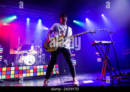 Die Wombats konzertiert am 13 2022. Mai bei Fabrique in Mailand, Italien. Die Wombats sind eine englische Indie-Rock-Band, die 2003 in Liverpool gegründet wurde. Seit ihrer Gründung bestand die Band aus Matthew Murphy (Lead Vocals, Gitarre, Keyboards), Tord Øverland Knudsen (Bass, Backing Vocals, Keyboards) und Dan Haggis (Drums, Backing Vocals, Keyboards). Die Band ist bei 14. Floor Records und Bright Antenna unter Vertrag. Sie haben weltweit über 1 Millionen Alben verkauft. (Foto von Mairo Cinquetti/NurPhoto) Stockfoto