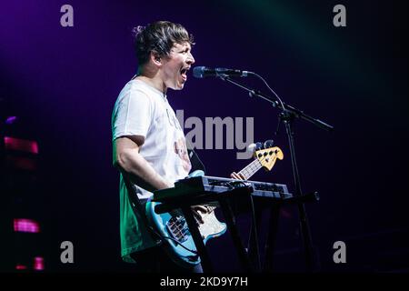 Die Wombats konzertiert am 13 2022. Mai bei Fabrique in Mailand, Italien. Die Wombats sind eine englische Indie-Rock-Band, die 2003 in Liverpool gegründet wurde. Seit ihrer Gründung bestand die Band aus Matthew Murphy (Lead Vocals, Gitarre, Keyboards), Tord Øverland Knudsen (Bass, Backing Vocals, Keyboards) und Dan Haggis (Drums, Backing Vocals, Keyboards). Die Band ist bei 14. Floor Records und Bright Antenna unter Vertrag. Sie haben weltweit über 1 Millionen Alben verkauft. (Foto von Mairo Cinquetti/NurPhoto) Stockfoto