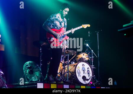 Die Wombats konzertiert am 13 2022. Mai bei Fabrique in Mailand, Italien. Die Wombats sind eine englische Indie-Rock-Band, die 2003 in Liverpool gegründet wurde. Seit ihrer Gründung bestand die Band aus Matthew Murphy (Lead Vocals, Gitarre, Keyboards), Tord Øverland Knudsen (Bass, Backing Vocals, Keyboards) und Dan Haggis (Drums, Backing Vocals, Keyboards). Die Band ist bei 14. Floor Records und Bright Antenna unter Vertrag. Sie haben weltweit über 1 Millionen Alben verkauft. (Foto von Mairo Cinquetti/NurPhoto) Stockfoto