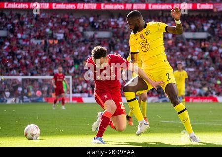 Diogo Jota aus Liverpool und Antonio Rudiger aus Chelsea kämpfen während des FA Cup Finales zwischen Chelsea und Liverpool im Wembley Stadium, London, am Samstag, 14.. Mai 2022, um den Ball. (Foto von Federico Maranesi/MI News/NurPhoto) Stockfoto