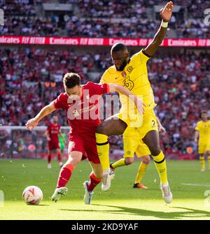 Diogo Jota aus Liverpool und Antonio Rudiger aus Chelsea kämpfen während des FA Cup Finales zwischen Chelsea und Liverpool im Wembley Stadium, London, am Samstag, 14.. Mai 2022, um den Ball. (Foto von Federico Maranesi/MI News/NurPhoto) Stockfoto