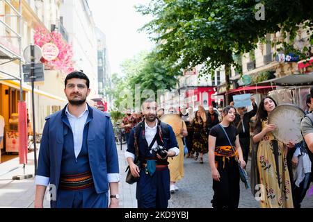 Links neben dem Foto Agit Polat, Sprecherin des Kurdischen Demokratischen Rates Frankreichs, hinter dem ersten kurdischen Kulturfestival in Frankreich, am 14. Mai 2022. (Foto von Vincent Koebel/NurPhoto) Stockfoto