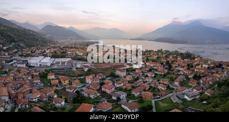 LUFTAUFNAHME. Panoramafild, Postkartenansicht vom See eines kleinen alten Dorfes in der Lombardei, Dongo, Comer See, Italien Luftbild. Kleiner touristischer Amboss Stockfoto