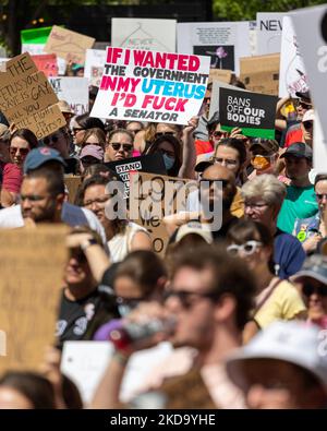 Demonstranten werden beim Aktionstag der geplanten Elternschaft ‘Bans Off Our Bodies’ gesehen, nachdem Politico einen durchgesickerten ersten Entwurf einer Mehrheitsmeinung veröffentlicht hatte, der darauf hinweist, dass der US-Oberste Gerichtshof zwei Abtreibungsfälle aufheben würde, was den Schutz der Abtreibungsrechte durch den Bund beenden würde. Samstag, 14. Mai 2022, in Cincinnati, Ohio, Usa. (Foto von Jason Whitman/NurPhoto) Stockfoto