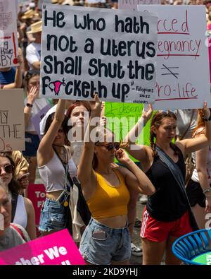 Demonstranten werden beim Aktionstag der geplanten Elternschaft ‘Bans Off Our Bodies’ gesehen, nachdem Politico einen durchgesickerten ersten Entwurf einer Mehrheitsmeinung veröffentlicht hatte, der darauf hinweist, dass der US-Oberste Gerichtshof zwei Abtreibungsfälle aufheben würde, was den Schutz der Abtreibungsrechte durch den Bund beenden würde. Samstag, 14. Mai 2022, in Cincinnati, Ohio, Usa. (Foto von Jason Whitman/NurPhoto) Stockfoto