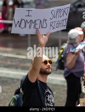 Demonstranten werden beim Aktionstag der geplanten Elternschaft ‘Bans Off Our Bodies’ gesehen, nachdem Politico einen durchgesickerten ersten Entwurf einer Mehrheitsmeinung veröffentlicht hatte, der darauf hinweist, dass der US-Oberste Gerichtshof zwei Abtreibungsfälle aufheben würde, was den Schutz der Abtreibungsrechte durch den Bund beenden würde. Samstag, 14. Mai 2022, in Cincinnati, Ohio, Usa. (Foto von Jason Whitman/NurPhoto) Stockfoto