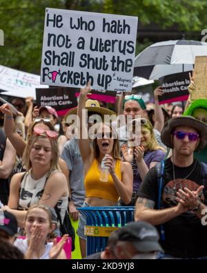 Demonstranten werden beim Aktionstag der geplanten Elternschaft ‘Bans Off Our Bodies’ gesehen, nachdem Politico einen durchgesickerten ersten Entwurf einer Mehrheitsmeinung veröffentlicht hatte, der darauf hinweist, dass der US-Oberste Gerichtshof zwei Abtreibungsfälle aufheben würde, was den Schutz der Abtreibungsrechte durch den Bund beenden würde. Samstag, 14. Mai 2022, in Cincinnati, Ohio, Usa. (Foto von Jason Whitman/NurPhoto) Stockfoto