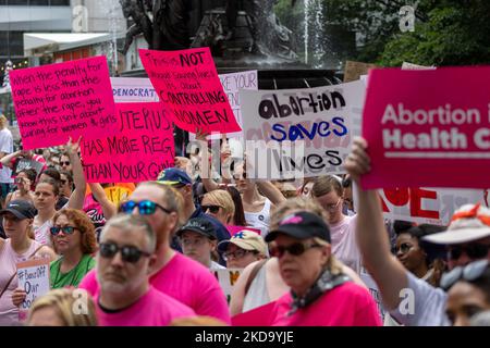 Demonstranten werden beim Aktionstag der geplanten Elternschaft ‘Bans Off Our Bodies’ gesehen, nachdem Politico einen durchgesickerten ersten Entwurf einer Mehrheitsmeinung veröffentlicht hatte, der darauf hinweist, dass der US-Oberste Gerichtshof zwei Abtreibungsfälle aufheben würde, was den Schutz der Abtreibungsrechte durch den Bund beenden würde. Samstag, 14. Mai 2022, in Cincinnati, Ohio, Usa. (Foto von Jason Whitman/NurPhoto) Stockfoto