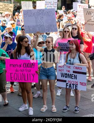 Demonstranten werden beim Aktionstag der geplanten Elternschaft ‘Bans Off Our Bodies’ gesehen, nachdem Politico einen durchgesickerten ersten Entwurf einer Mehrheitsmeinung veröffentlicht hatte, der darauf hinweist, dass der US-Oberste Gerichtshof zwei Abtreibungsfälle aufheben würde, was den Schutz der Abtreibungsrechte durch den Bund beenden würde. Samstag, 14. Mai 2022, in Cincinnati, Ohio, Usa. (Foto von Jason Whitman/NurPhoto) Stockfoto