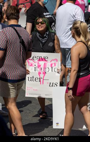 Demonstranten werden beim Aktionstag der geplanten Elternschaft ‘Bans Off Our Bodies’ gesehen, nachdem Politico einen durchgesickerten ersten Entwurf einer Mehrheitsmeinung veröffentlicht hatte, der darauf hinweist, dass der US-Oberste Gerichtshof zwei Abtreibungsfälle aufheben würde, was den Schutz der Abtreibungsrechte durch den Bund beenden würde. Samstag, 14. Mai 2022, in Cincinnati, Ohio, Usa. (Foto von Jason Whitman/NurPhoto) Stockfoto