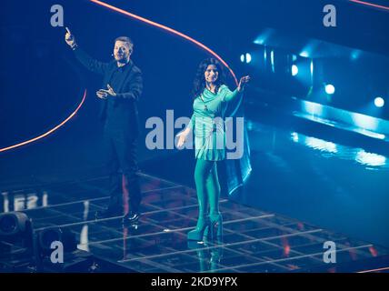 Laura Pausini und Alessandro Catelan beim Eurovision Song Contest Grand Final am 14. Mai 2022 in Pala Olimpico, Turin, Italien. Foto Nderim Kaceli (Foto von Nderim Kaceli/LiveMedia/NurPhoto) Stockfoto