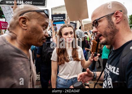 Pro-Life-Gegen-Demonstranten streiten sich mit einem Mann, der an der Vorzeigeveranstaltung eines landesweiten Protesttages für reproduktive Rechte teilnimmt. Gastgeber Planned Parenthood and the Women's March organisierten die zahlreichen Demonstrationen als Reaktion auf den durchgesickerten Entwurf einer Stellungnahme des Obersten Gerichtshofs, der das von Roe v. Wade geschaffenen Recht auf Abtreibung umkehren wird. Millionen von Amerikanern, die an der Veranstaltung teilnahmen, forderten, dass die Rechte auf körperliche Autonomie und reproduktive Entscheidungen in den Händen jedes Einzelnen bleiben. (Foto von Allison Bailey/NurPhoto) Stockfoto