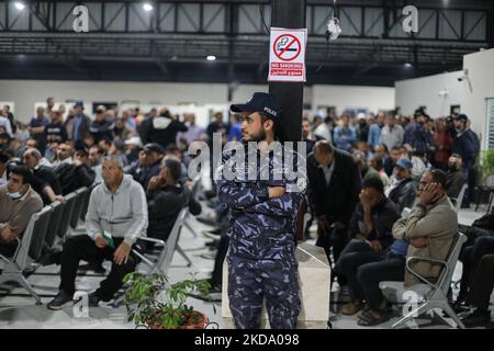 Palästinensische Arbeiter warten am Grenzübergang Erez, als sie sich darauf vorbereiten, Beit Hanun im nördlichen Gazastreifen zu verlassen, um am 15. Mai 2022 in Israel zu arbeiten. - Israel öffnete seinen einzigen Grenzübergang von Gaza für Arbeiter zehn Tage nach seiner Schließung wieder. (Foto von Majdi Fathi/NurPhoto) Stockfoto