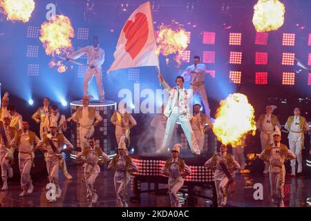 Mika tritt während des Grand Finales des Eurovision Song Contest am 14. Mai 2022 in Pala Olimpico, Turin, Italien auf. Foto Nderim Kaceli (Foto von Nderim Kaceli/LiveMedia/NurPhoto) Stockfoto