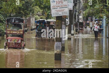 Pendler machen sich am 14. Mai 2022 nach heftigen Regenfällen in Guwahati, Assam, Indien, auf eine Wasserstraße auf den Weg. (Foto von David Talukdar/NurPhoto) Stockfoto