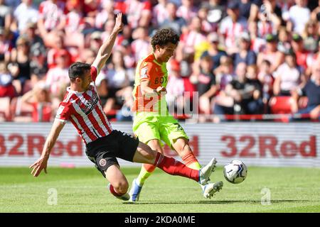 Brennan Johnson aus Nottingham Forest unter dem Druck von Enda Stevens aus Sheffield United während der Play-Off-Halbfinale 1. zwischen Sheffield United und Nottingham Forest in der Bramall Lane, Sheffield, am Samstag, 14.. Mai 2022. (Foto von Jon Hobley/MI News/NurPhoto) Stockfoto