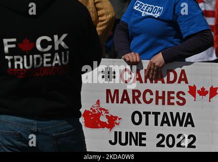 Ein Protestler hält ein Plakat mit der Aufschrift „Canada Marches“. Ottawa. Juni 2022“. Während des Protestes „Alberta Wide Freedom Convoy – No More Mandates“ vor der Alberta Legislature in Edmonton versammeln sich Menschen aus Protest gegen COVID-19-Mandate. Am Samstag, den 14. Mai 2022, in Edmonton, Alberta, Kanada. (Foto von Artur Widak/NurPhoto) Stockfoto