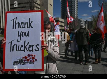Ein Protestler hält ein Plakat mit den Worten „Danke Trucker“. Während des Protestes „Alberta Wide Freedom Convoy – No More Mandates“ vor der Alberta Legislature in Edmonton versammeln sich Menschen aus Protest gegen COVID-19-Mandate. Am Samstag, den 14. Mai 2022, in Edmonton, Alberta, Kanada. (Foto von Artur Widak/NurPhoto) Stockfoto