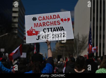 Ein Protestler hält ein Plakat mit der Aufschrift „Canada Marches“. Ottawa. Juni 2022“. Während des Protestes „Alberta Wide Freedom Convoy – No More Mandates“ vor der Alberta Legislature in Edmonton versammeln sich Menschen aus Protest gegen COVID-19-Mandate. Am Samstag, den 14. Mai 2022, in Edmonton, Alberta, Kanada. (Foto von Artur Widak/NurPhoto) Stockfoto