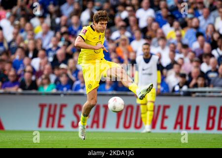 Marcos Alonso aus Chelsea kontrolliert den Ball während des FA Cup Finales zwischen Chelsea und Liverpool im Wembley Stadium, London am Samstag, 14.. Mai 2022.(Foto: Federico Maranesi/MI News/NurPhoto) Stockfoto