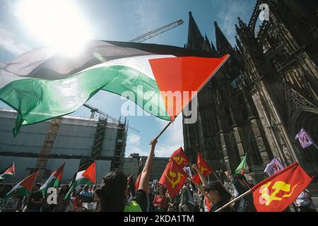 Am 15. Mai 2022 versammeln sich etwa hundert Demonstranten vor dem Kölner Dom, um gegen die Entscheidung des deutschen Gerichts zu protestieren, den pro-palästinensischen Protest in Berlin wegen der Tötung des Al Jazeera-Journalisten Shireen Abu Aklei zu verbieten (Foto: Ying Tang/NurPhoto) Stockfoto