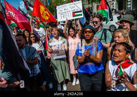 Während des in Amsterdam organisierten marsches der palästinensischen Flaggen am 15.. Mai 2022 rufen die Menschen Parolen gegen Israel. (Foto von Romy Arroyo Fernandez/NurPhoto) Stockfoto