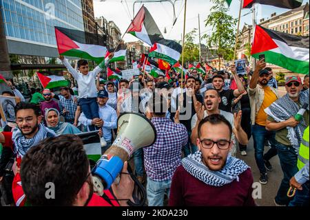 Das palästinensische Volk ruft während des in Amsterdam am 15.. Mai 2022 organisierten marsches der palästinensischen Flaggen Parolen gegen Israel aus. (Foto von Romy Arroyo Fernandez/NurPhoto) Stockfoto