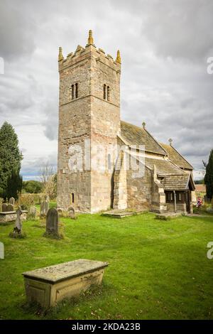 Kirche außen, Holy Trinity Norman Kirche in Little Ouseburn, Yorkshire, Großbritannien Stockfoto