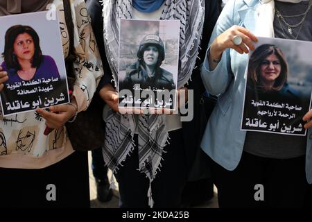 Palästinenser nehmen an einer Demonstration nach dem Tod des langjährigen Al-Jazeera-Journalisten Shireen Abu Aklei in Gaza-Stadt am 15. Mai 2022 Teil. - Abu Aklei, die am 11. Mai 2022 bei einem Überfall im von Israel besetzten Westjordanland getötet wurde, gehörte zu den prominentesten Vertretern der arabischen Medien und wurde weithin für ihre Mutes und Professionalität gefeiert. (Foto von Majdi Fathi/NurPhoto) Stockfoto